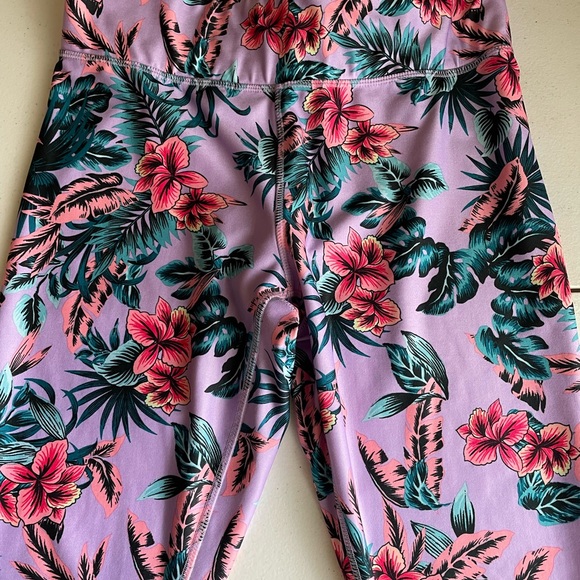 Athletic Works, workout knee length pants, Medium - Picture 2 of 4